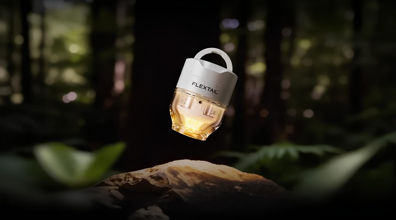 Насос Tiny Pump 3X умеет делать всё 1 Портативная лампа Flextail освещает лесной пейзаж, созданная для кемпинга и активного отдыха.