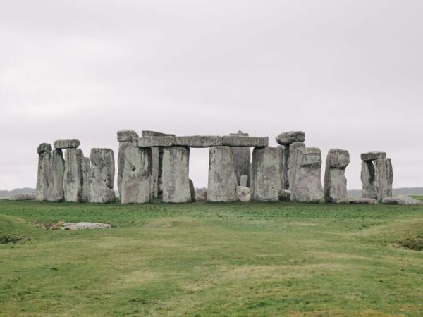 Несколько крошечных песчинок названы ключом к 5000-летней тайне загадочного Стоунхенджа 1 Стоунхендж на фоне облачного неба, исторический каменный монумент в Англии.