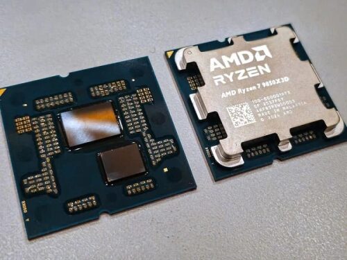 Два процессора AMD Ryzen на сером фоне, вид сверху.