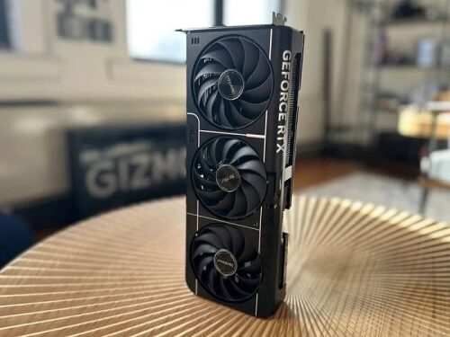 Видеокарта GeForce RTX с тремя вентиляторами на столе в интерьере комнаты.