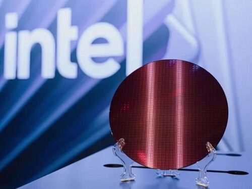 Чип Intel на фоне логотипа компании. Технологическая демонстрация.