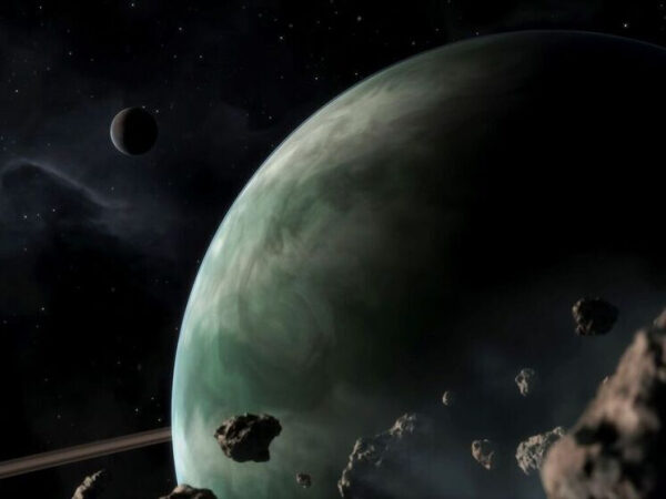 Планета с кольцами и спутником в космосе, окруженная астероидами и звездным фоном.