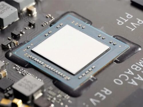 Крупный план микропроцессора на материнской плате компьютера.