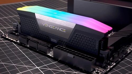RGB оперативная память Vengeance DDR5 на материнской плате, вид сверху.