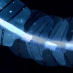 Абстрактный рисунок синими и белыми линиями на тёмном фоне, напоминает цифровой арт.