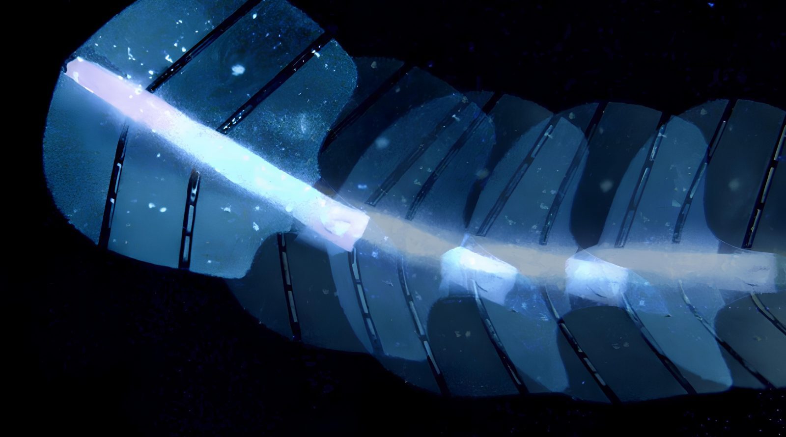 Абстрактный рисунок синими и белыми линиями на тёмном фоне, напоминает цифровой арт.