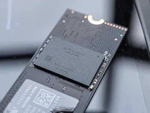 SSD накопитель крупным планом, черный корпус, электронные компоненты.