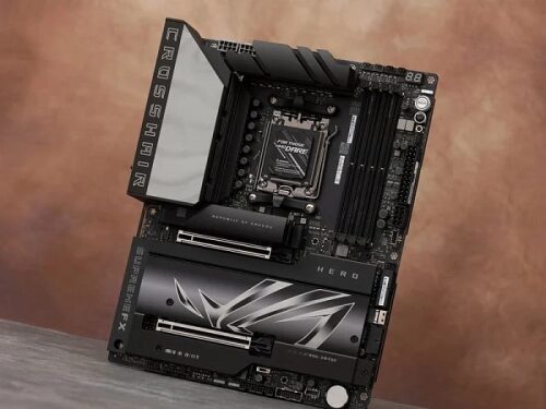 Материнская плата Asus ROG Crosshair, вид сбоку, на фоне коричневой стены.