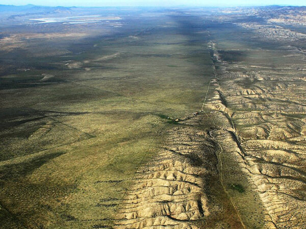 Вид на линию разлома Сан-Андреас с высоты, Калифорния.