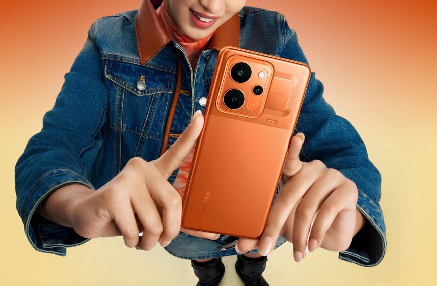 Человек держит оранжевый смартфон в руках, фон в оранжево-желтых тонах.