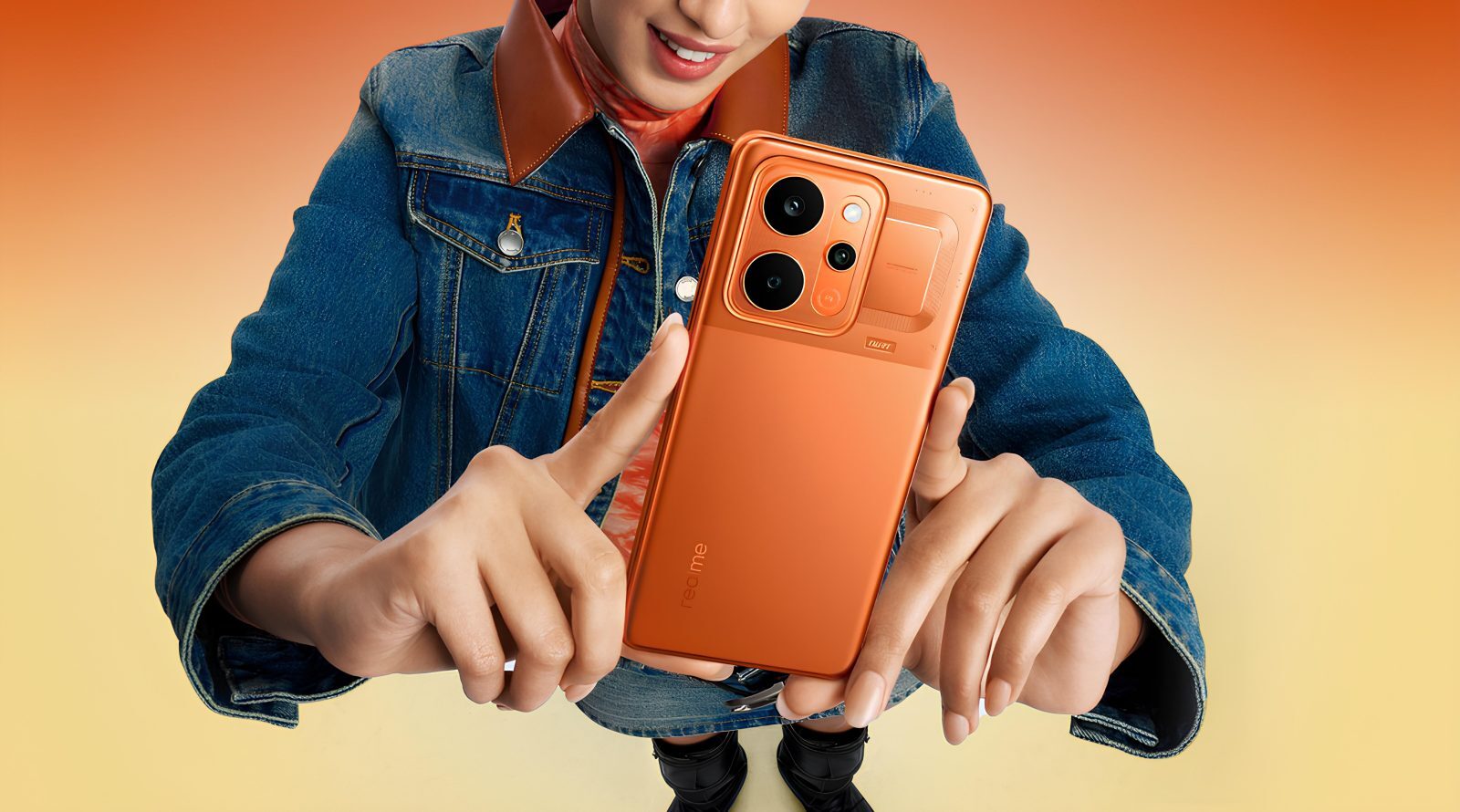Человек держит оранжевый смартфон в руках, фон в оранжево-желтых тонах.