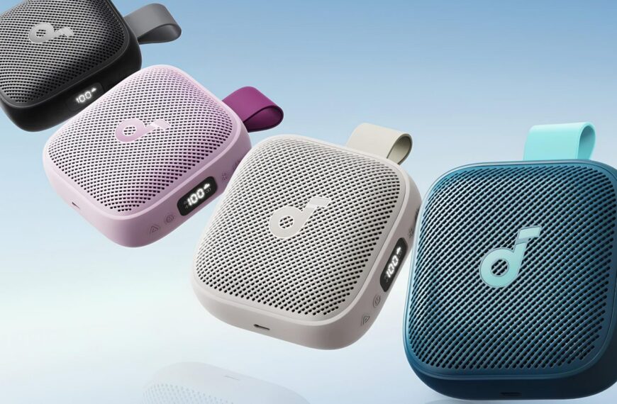 Портативные колонки разных цветов на голубом фоне с OLED-дисплеем.