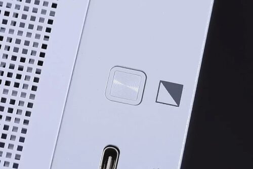 Стёкла корпуса NEXTGEAR Clear Shift могут скрывать компоненты системы нажатием одной кнопки