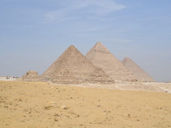 Пирамиды Гизы в Египте на фоне пустыни и голубого неба.
