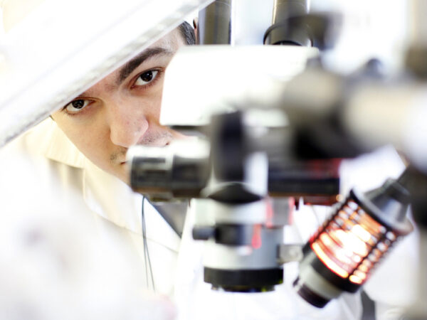 Лаборатория с микроскопом и научным оборудованием.