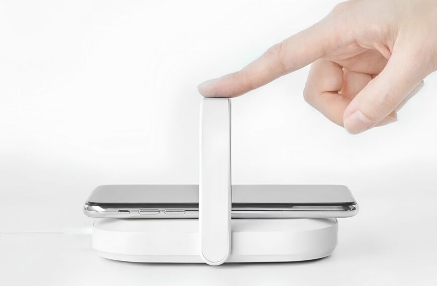 Беспроводная зарядка телефона, рука активирует устройство.