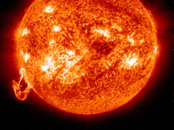 Солнечная вспышка на поверхности Солнца, крупным планом, космическое явление.