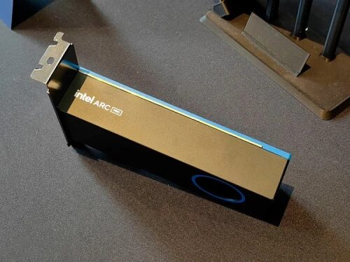 Видеокарта Intel ARC на столе, вид сбоку.
