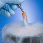 Криогенная заморозка пробирки с жидкостью в лабораторных условиях.