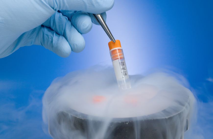 Криогенная заморозка пробирки с жидкостью в лабораторных условиях.