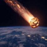 Астероид падает на Землю, вид из космоса, яркое свечение на фоне планеты.