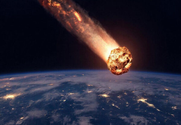 Астероид падает на Землю, вид из космоса, яркое свечение на фоне планеты.