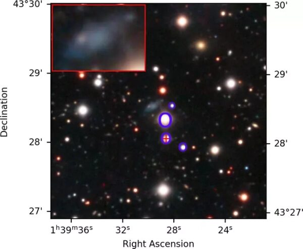 Ученые раскрыли «темную сторону» тусклой карликовой галактики 2 Звездное небо с галактиками и увеличенной областью, космос.