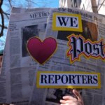 Плакат с надписью "WE ♥ Post REPORTERS" на фоне здания и деревьев.