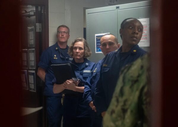 Сотрудники здравоохранения увольняются из-за командировок в Гуантанамо. 2 Сотрудники Службы общественного здравоохранения США, приписанные к Объединенной оперативной группе «Южная гвардия», слушают брифинг.