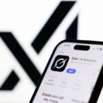 Смартфон с приложением Grok AI Assistant на экране, логотип X на заднем плане.