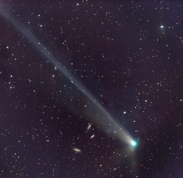 Посмотрите на прекрасную комету, приближающуюся к Земле на минимальное расстояние. 7 Комета с длинным хвостом на фоне ночного звёздного неба.