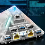 Прозрачное пирамидальное устройство с USB и Ethernet портами на фоне технологичной схемы.