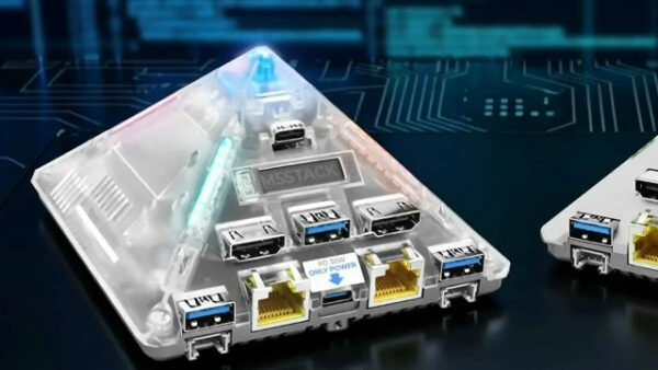 Прозрачное пирамидальное устройство с USB и Ethernet портами на фоне технологичной схемы.