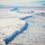 Трещина в антарктическом леднике, показывающая драматические изменения климата.