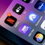 Приложения потоковых сервисов на экране смартфона: Netflix, Disney+, HBO Max и другие.