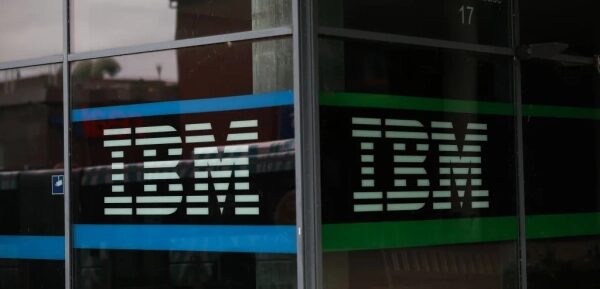 В эпоху искусственного интеллекта IBM будет нанимать ваших начинающих специалистов. 2 Логотип IBM на окне здания, вид снаружи.