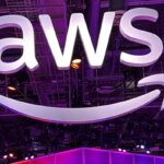 Логотип AWS на фиолетовом фоне, конференция облачных технологий.
