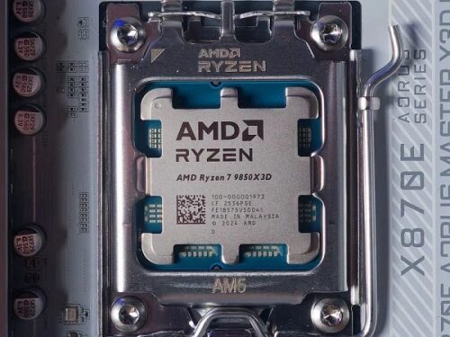 Процессор AMD Ryzen 7 9850X3D на материнской плате, крупный план.