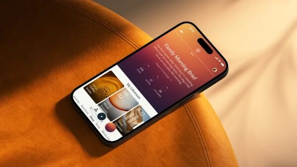 Основатели Fitbit запустили платформу на основе искусственного интеллекта, которая поможет семьям следить за своим здоровьем. 7 Смартфон на круглой оранжевой подушке с открытым приложением для утренних задач.