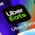 Иконка приложения Uber Eats на экране смартфона рядом с другими приложениями.