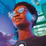 Человек в очках с умными устройствами на фоне футуристичного города и дронов.