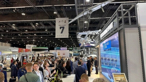 Выставка беспилотников в большом конференц-зале, люди рассматривают экспонаты и стенды.