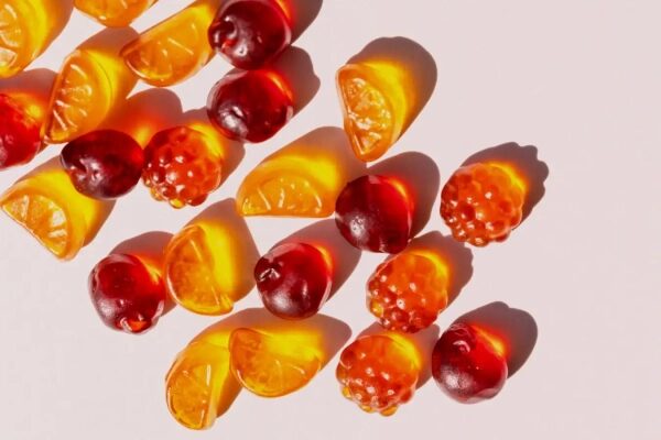 Жевательные конфеты в виде фруктов на светлом фоне.