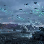 Рой дронов над военной техникой в горах, цифровые коммуникации, технологии будущего.