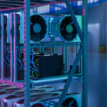 Ферма для майнинга криптовалюты с видеокартами в серверном помещении.