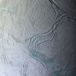 Поверхность Энцелада с ледяными трещинами.