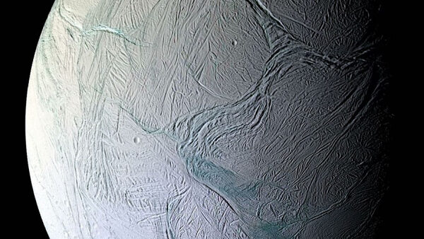 Поверхность Энцелада с ледяными трещинами.