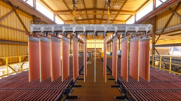 Процесс электролиза меди на промышленном предприятии в большом цехе.