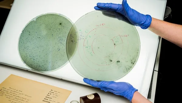 Асстрономические фотопластины, изучаемые в лаборатории: важные астрономические данные.