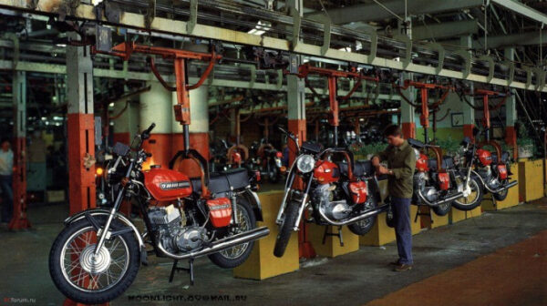 Байки с завода: объявляем сезон Heavy Digital на Хабре 3 Мотоциклы на конвейере завода, рабочий осматривает красные байки в сборочном цеху.